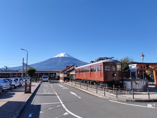 河口湖駅と富士山