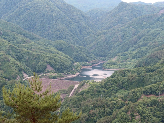 昇仙峡パノラマ台駅から見た荒川ダムと能泉湖