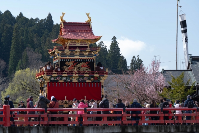 高山祭りの屋台と中橋