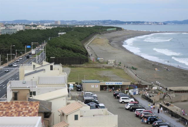 茅ヶ崎海岸、駐車場と国道134号
