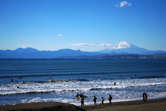 鵠沼海岸と富士山