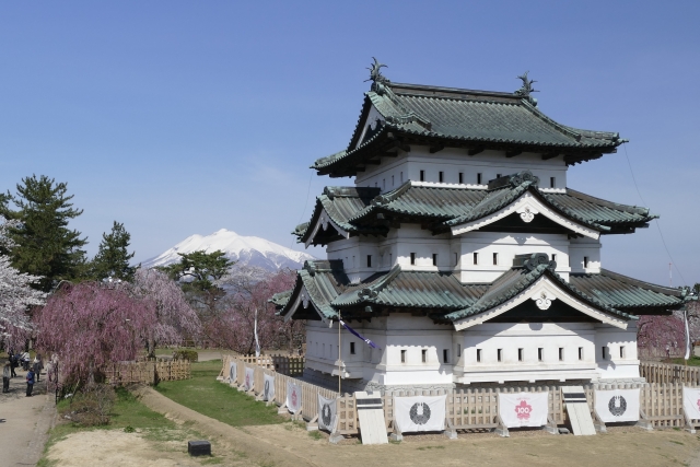 弘前城と岩木山