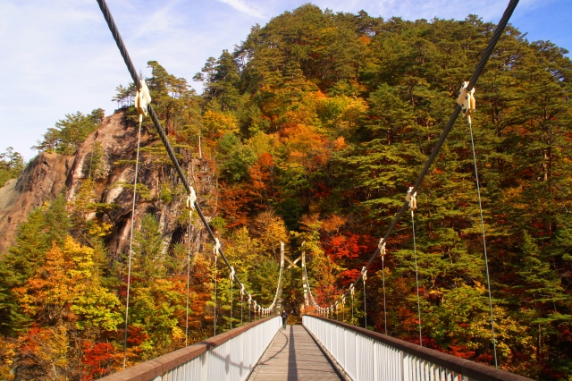 瀬戸合峡吊り橋と紅葉