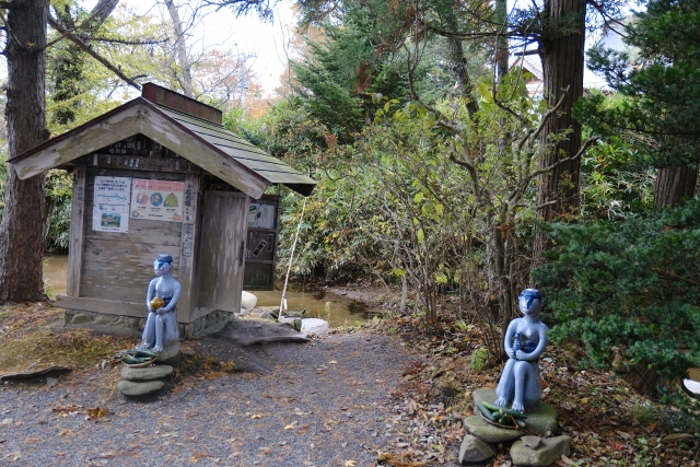 カッパ淵のカッパ像と祠
