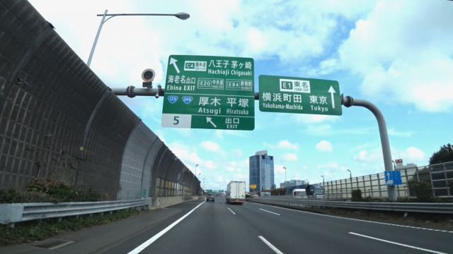 東名高速厚木IC付近