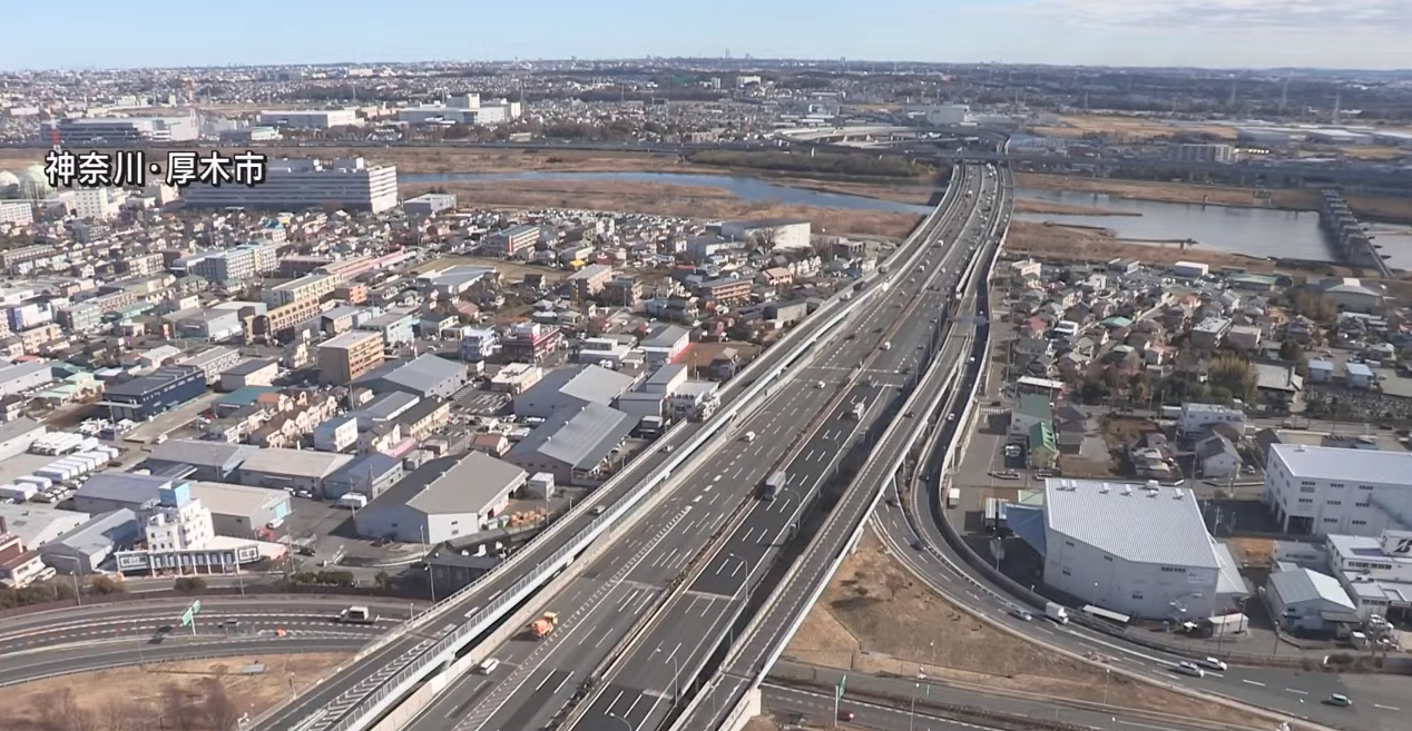 東名高速道路厚木IC付近