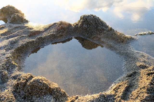 砂湯から湧き出る温泉