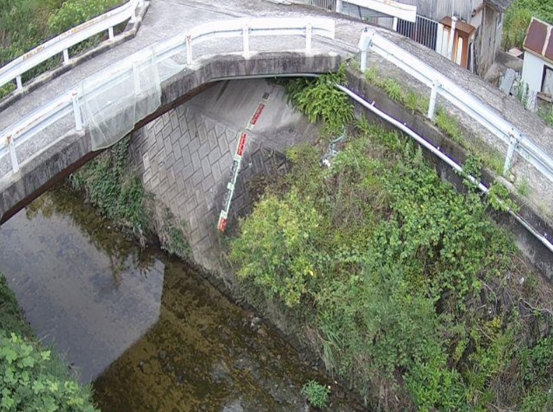 雨山川無名橋